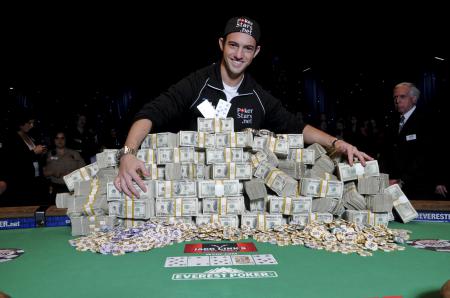 Игрок и гора денег (пачек долларов) на покерном столе