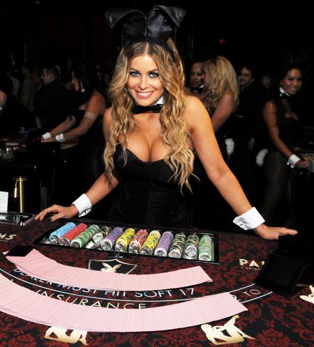 Красивая девушка на раздаче за покерным столом