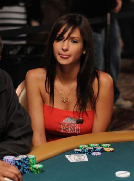 Очаровательная девушка на покерном турнире