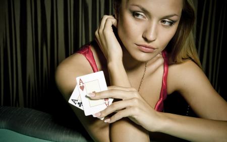 Задумчивая девушка в покере