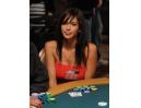 Очаровательная девушка на покерном турнире