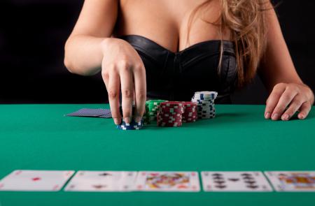 Девушка с большой грудью за покерным столом