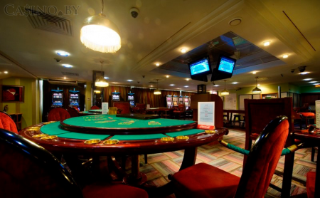Фото роскошного стола для игры в покер