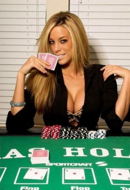 Игривая девушка с большим бюстом играет в покер