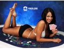 Девушка на покерном столе с картами в руке