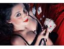 Девушка с красивым обнаженным телом играет в покер